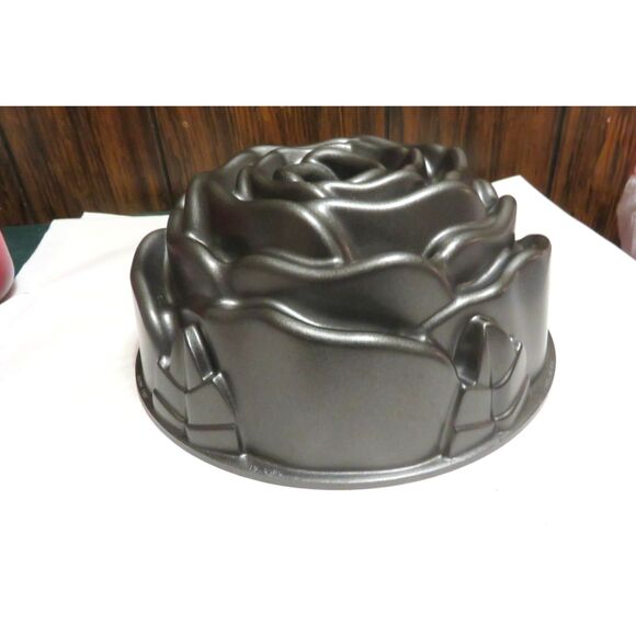 Nordic Ware Rose Shape Bundt Cake Pan 10 Cup Non-Stick Aluminum 9" x 3.75" - Picture 1 of 4